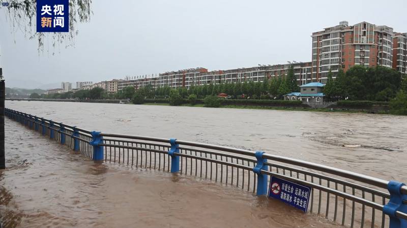 江西全南，强降雨致河水倒灌，县城多处出现内涝