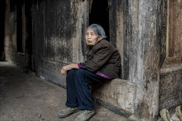 靖雯害羞的不知所措太可爱了，聚餐后他轻轻抱住我