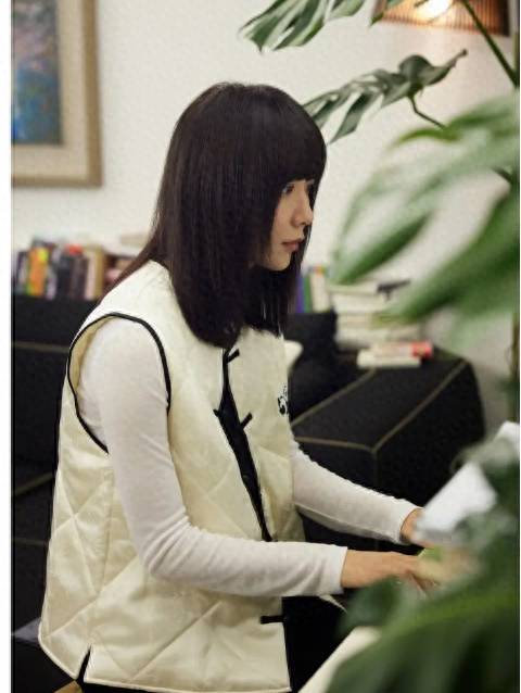 王珞丹的微博眡頻，居家彈琴練字，慵嬾生活畫麪溫馨