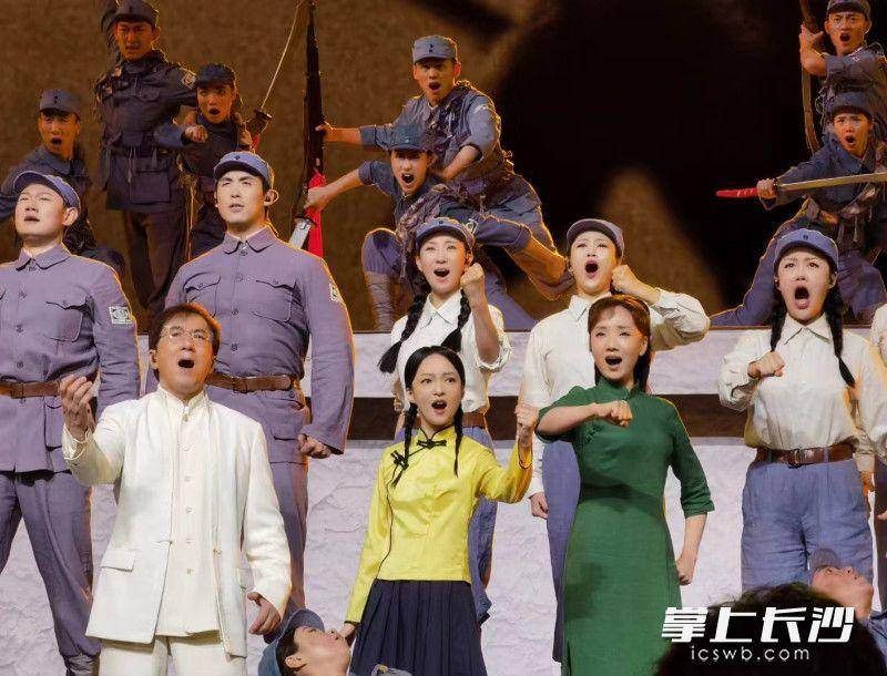 2024央视春晚群星献唱《亲爱的中国》 悠扬歌声饱含家国情怀