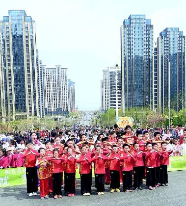 半岛晨报微博，汉服韵诵、机甲舞动，港东五街直播好戏连台