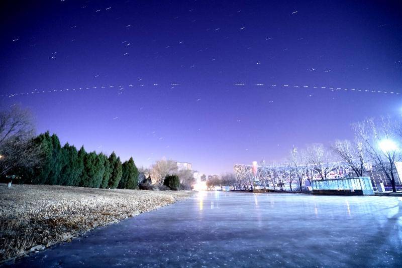 中国空间站频频飞跃北京，堆栈摄影创作“天宫”奇观