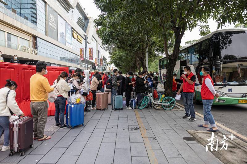 “广州康鹭片区首轮返乡疏解顺利完成，外围暂住群众踏上回家路”