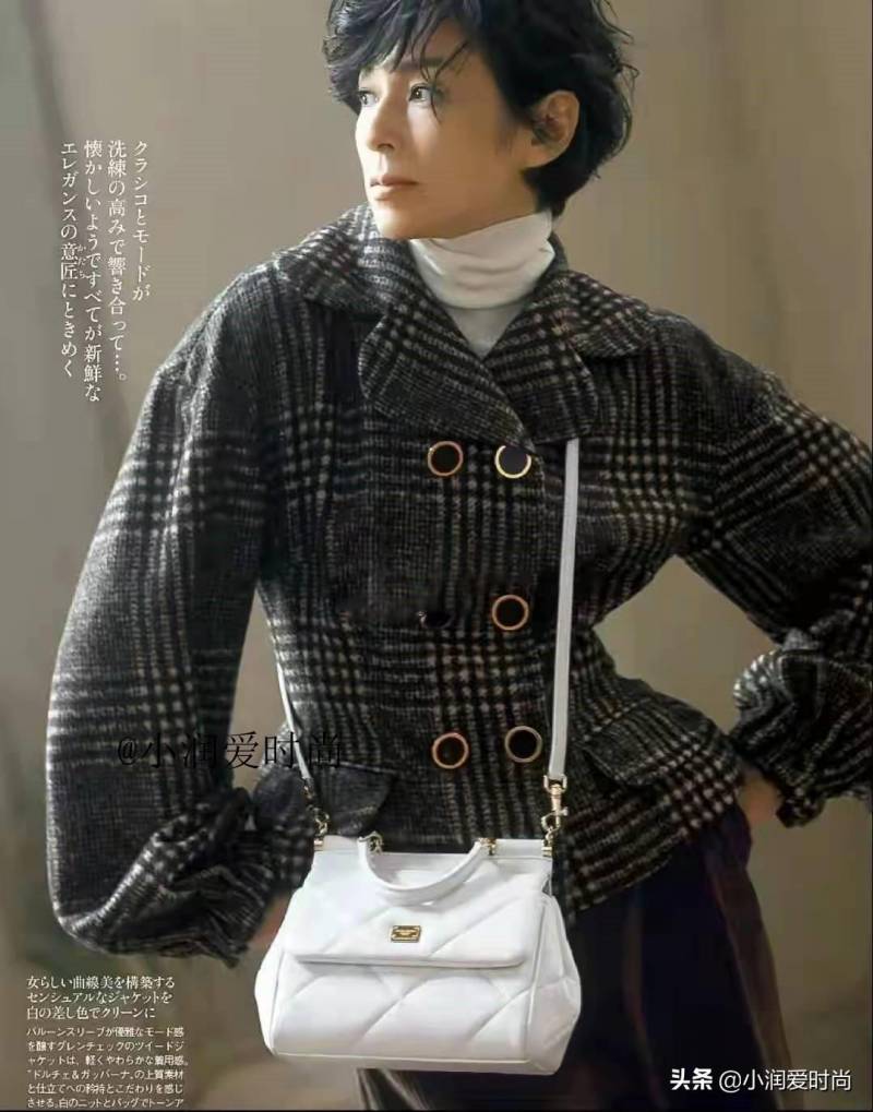 高坂保奈美微博晒美照，55岁依旧优雅高贵，穿搭风格引网友热议