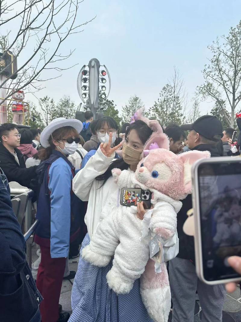 网友上海迪士尼偶遇章若楠，奚梦瑶项链超抢镜，何超欣坐小飞象，章若楠耳钉很美！