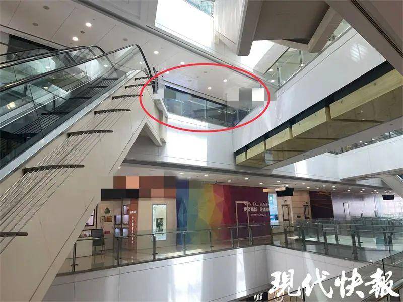 南京紫峰广场坠楼女子身亡，事发前在5楼玻璃护栏旁看手机