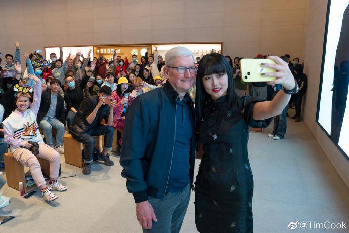 蒂姆库克北京三里屯Apple零售店，与黄龄自拍合影引关注