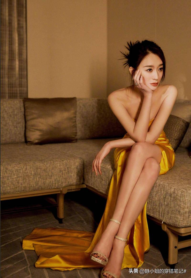 46岁李小冉身材有多绝，一袭黄色抹身材开衩裙展现排骨身材