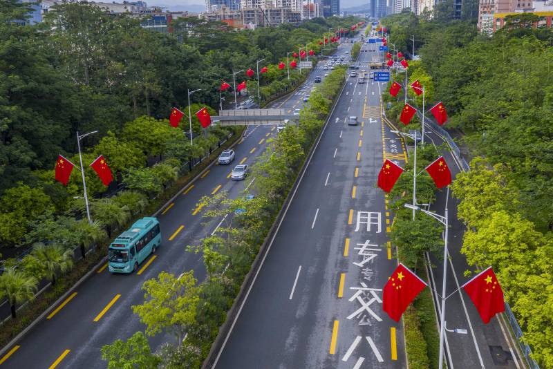 十万余面国旗迎国庆，城市沉浸在热烈的爱国氛围中