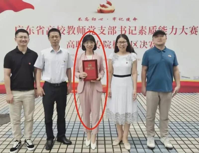 惊人传闻！前卫生局长与女秘书车震细节流出，女主昔日职场佳人