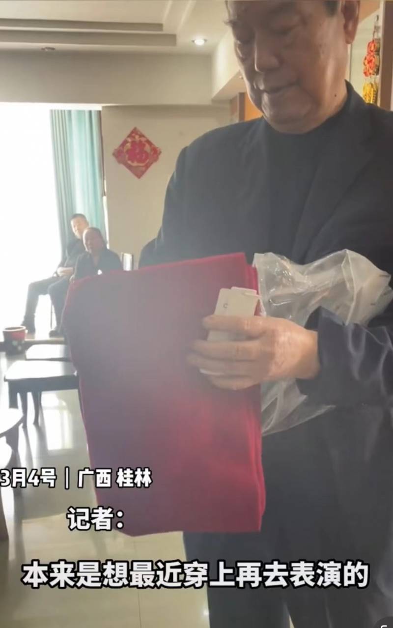 刘三姐黄婉秋灵堂曝光，丈夫遗物笑容背后藏深情