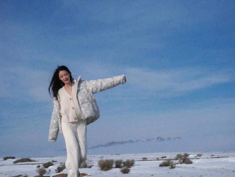 李沁穿白衣雪地奔跑，气质清雅笑容甜美少女感十足！