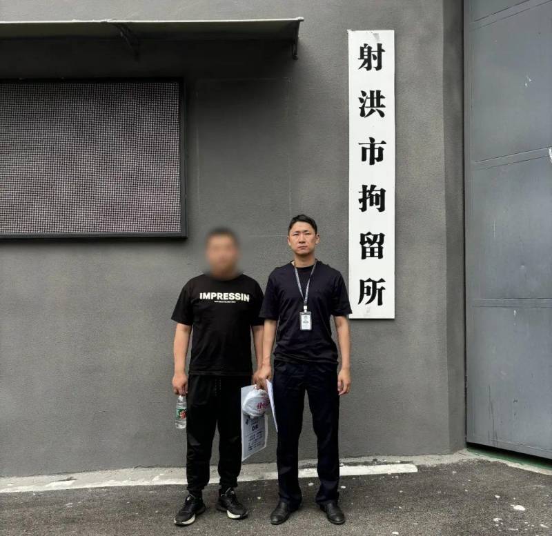 两男子骑摩托拍视频冲撞辱骂民警，警方介入调查并将依法处理