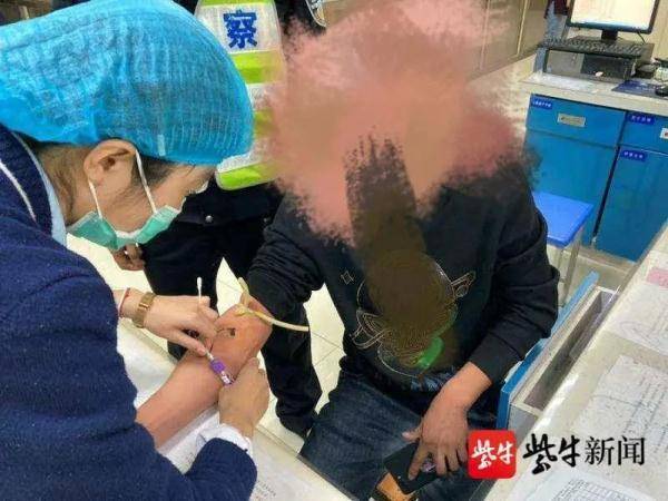 家长副驾抱娃幼童被甩出车外身亡，交警再次提醒安全座椅的重要性