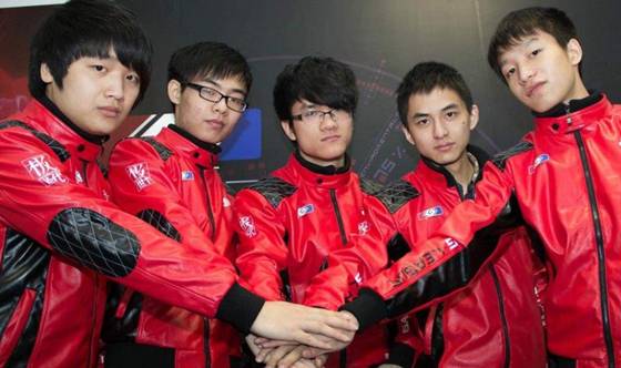 2014年LOL縂決賽珍貴影像廻顧，FNC媮家獲勝、SSW完美表現