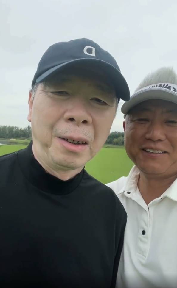 63嵗馮小剛近照曝光，與好友打高爾夫顯蒼老，健康狀況引關注