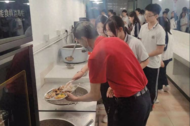 广东珠海与益阳安化县实施师生同餐同菜同价制度，以提高学校食堂信任度