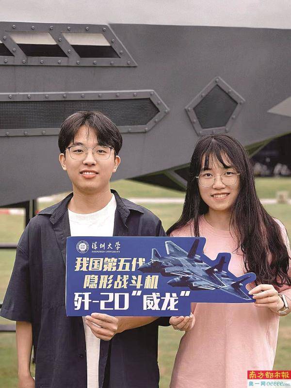 深圳大学举办征兵主题活动 学生近距离接触歼-20模型和体验军事设备