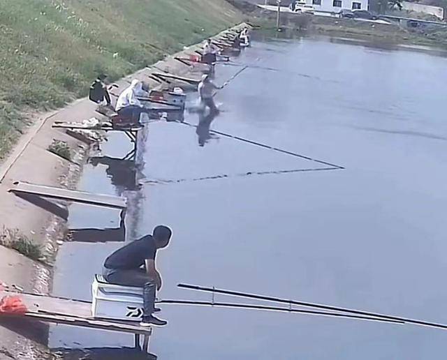 江囌連雲港男子釣魚時不慎被20斤重魚拉入湖中，引發網友熱議