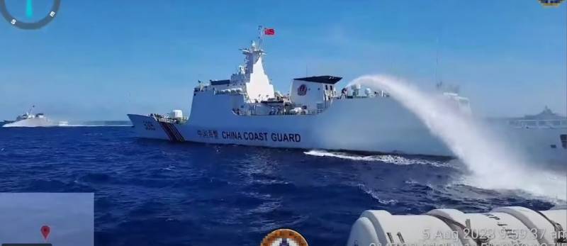 捍卫主权，菲律宾运补船强闯南海仁爱礁 遭中国海警水炮驱离
