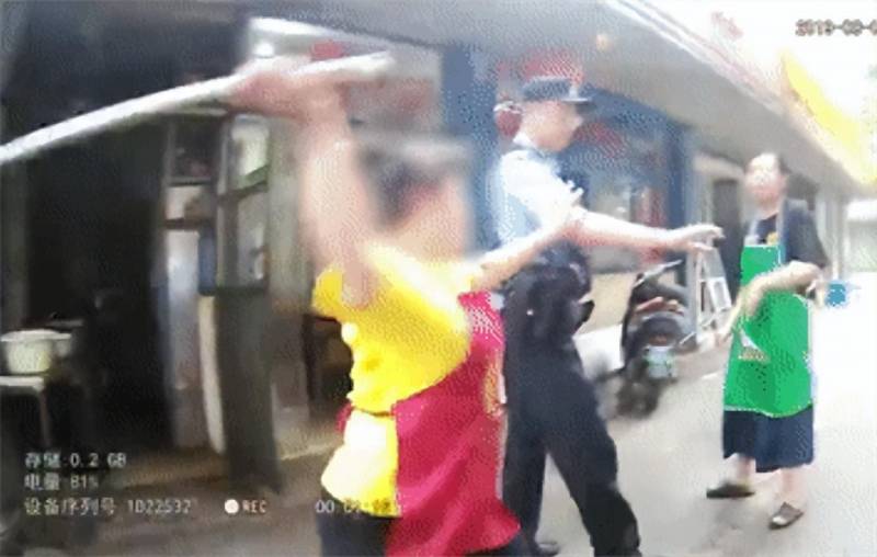 江苏男子超市内暴打7岁女儿，网友愤怒谴责，警方已介入调查