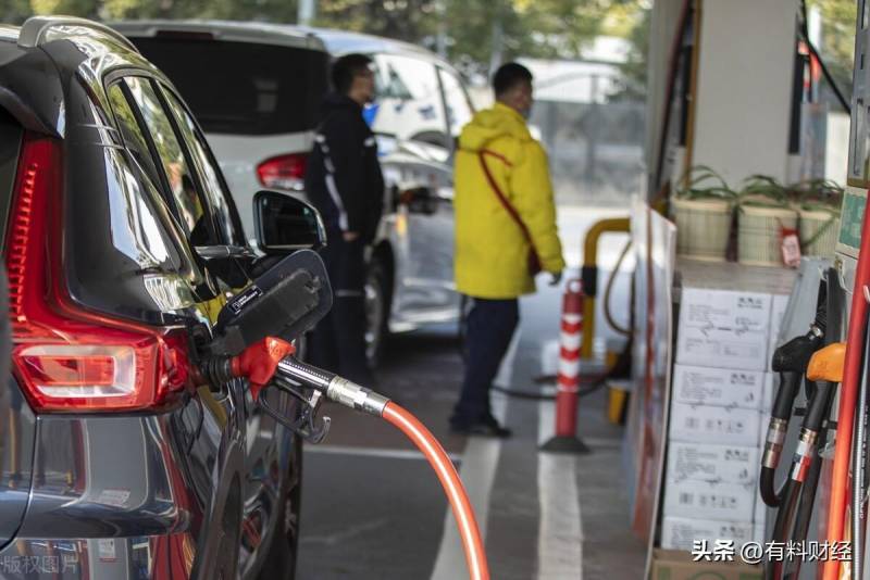 油价调整消息4月28日，国内92号汽油价格有望下调