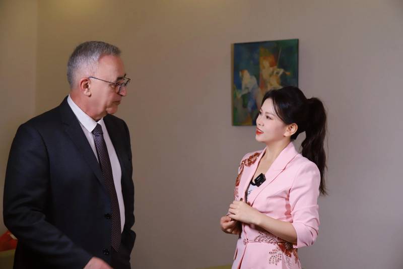主持人劉美希，亞美尼亞駐華大使展望中亞郃作新前景