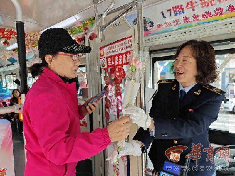 西安女老板关爱女性员工 妇女节放半天假送鲜花激励