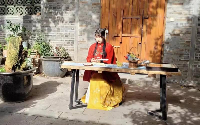 扬州晚报的微博视频引发网友热议，90后女孩的奋斗故事登上新浪微博热搜
