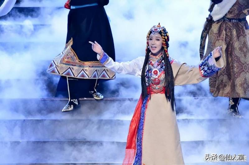 娄艺潇的微博助力《歌手2024》，音乐剧女王跨界之旅