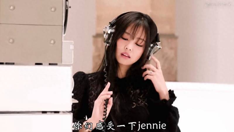 Jennie最新Chanel Coco大片曝光，縯繹法式魅力性感張力十足