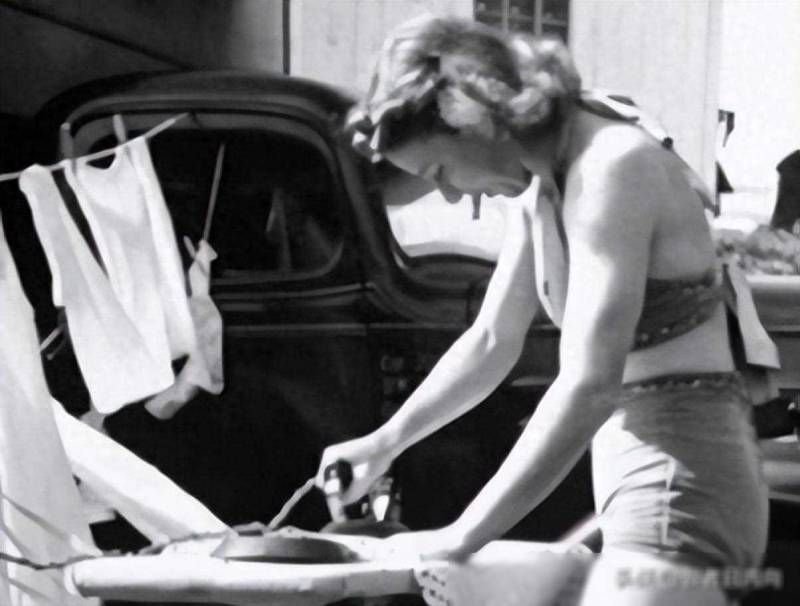 裸露服装惹争议，旧时代女性洗衣与刑罚的影像曝光