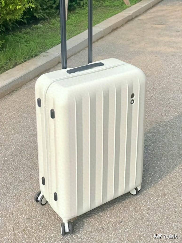 爱可乐Echolac的微博展示了绝美奶乎乎行李箱，一见钟情