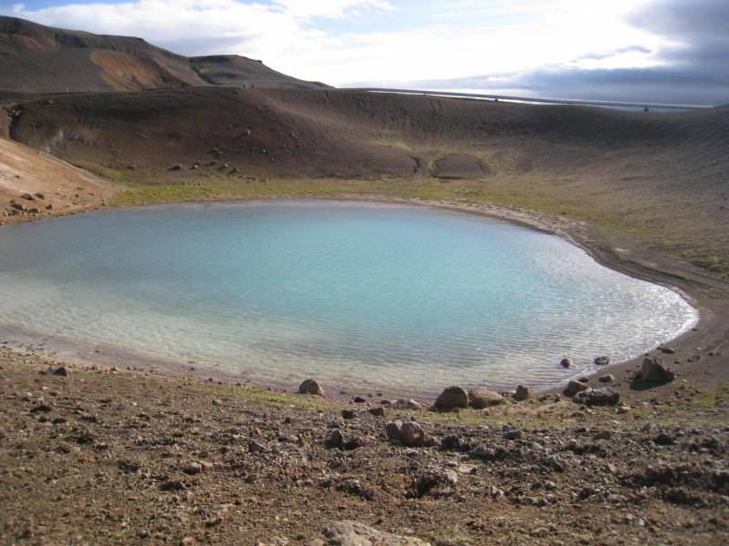 探尋神秘冰島火山口，尅拉夫拉火山口湖，湖水如夢如幻