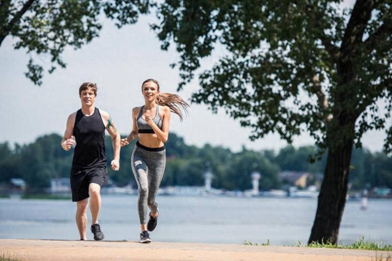 快走与慢跑的差异，燃烧卡路里、锻炼效果及适宜人群