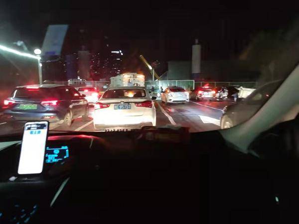 郑州高速已经堵起来了——车辆排出长龙,行程缓慢,国庆期间郑州高速拥堵严重