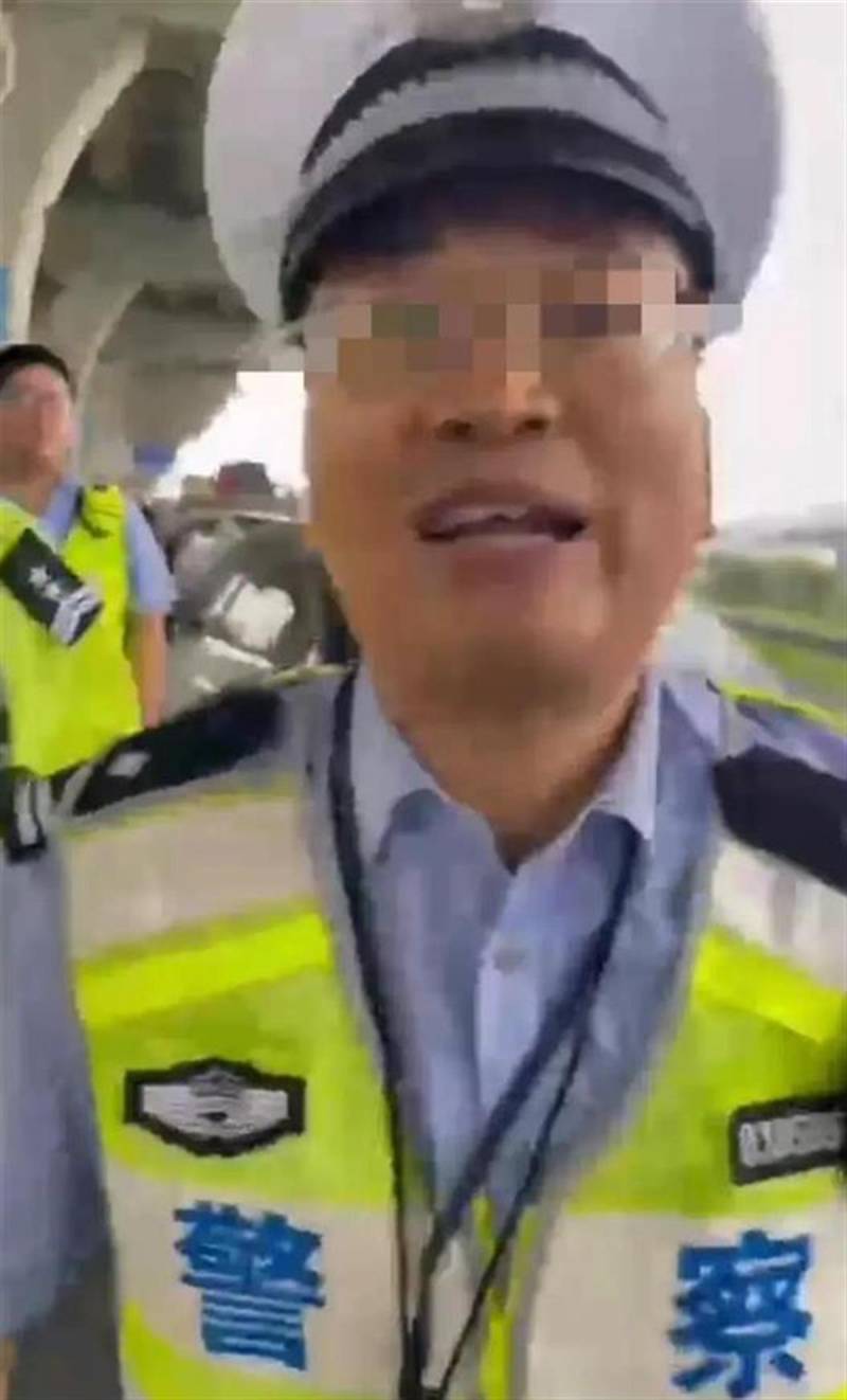温州交警微博发布“锁喉事件”后续，涉事交警已停职调查
