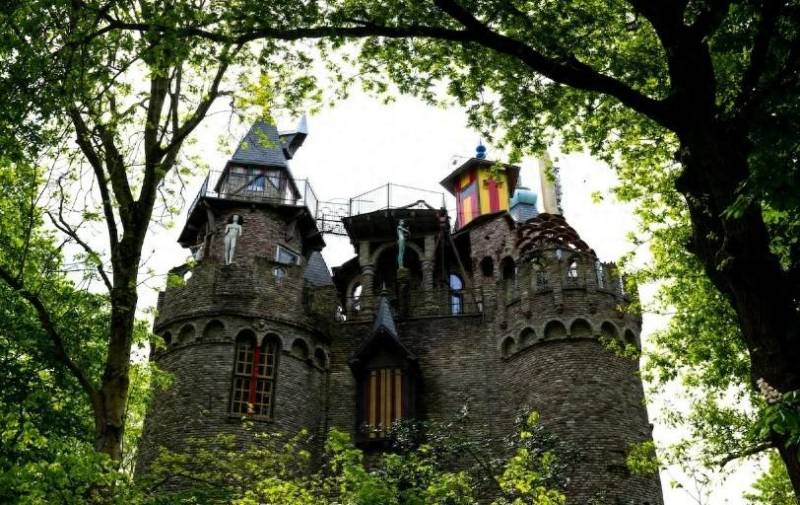 全球寻找，他耗时34年建城堡，遍寻世界古董装饰