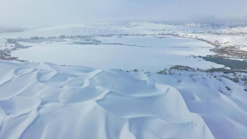 塔克拉玛干沙漠下雪罕见现象引发关注！
