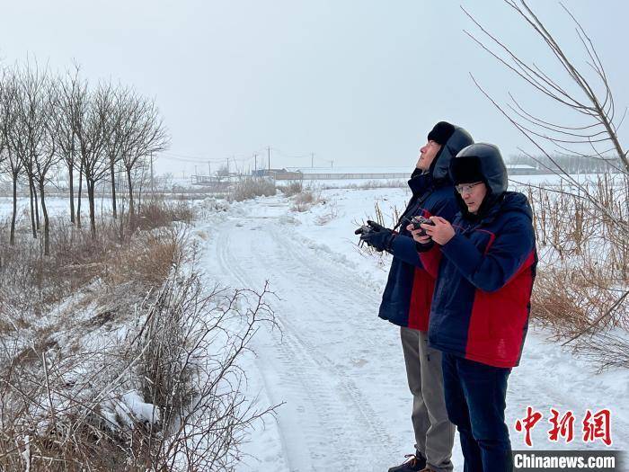 山西首次运用无人机进行输电线路巡检