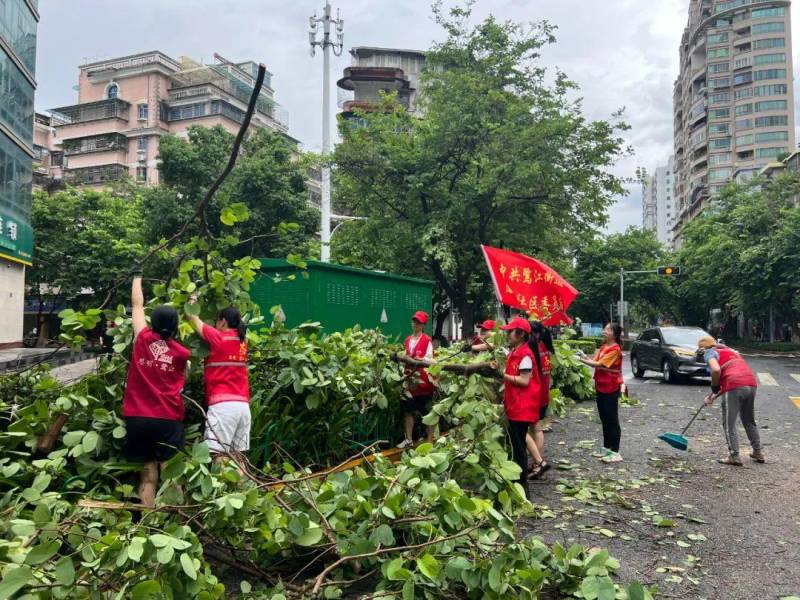 厦门晚报的微博揭示了城市的故事和温情，续写标题可以是分享！这样的厦门，太美了！，传达出微博上关于厦门的美好瞬间和暖人故事。