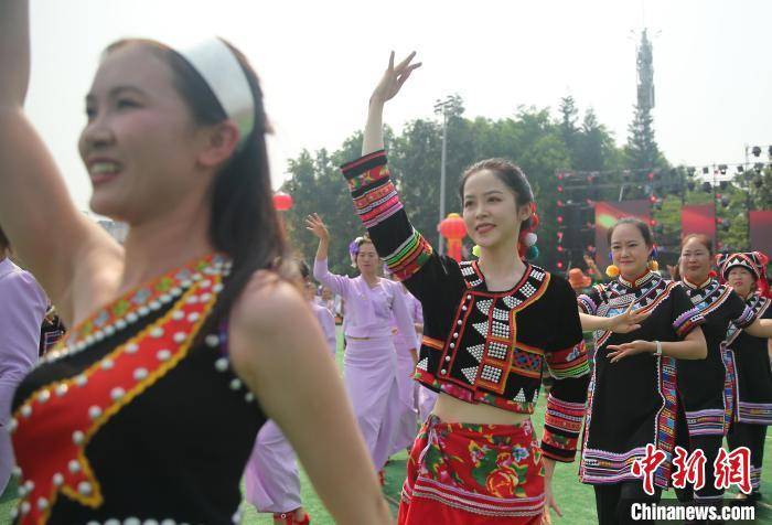 云南孟连，傣族拉祜族佤族自治县成立70周年 民众载歌载舞齐欢庆