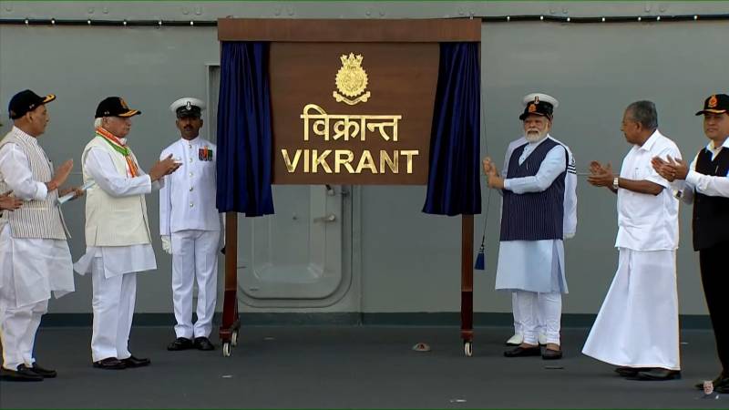 印度首艘国产航母“维克兰特”号服役，莫迪宣布“自力更生”新海军军旗