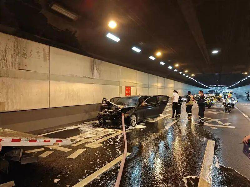 南京玄武湖隧道一小车自燃,消防和交警迅速施救