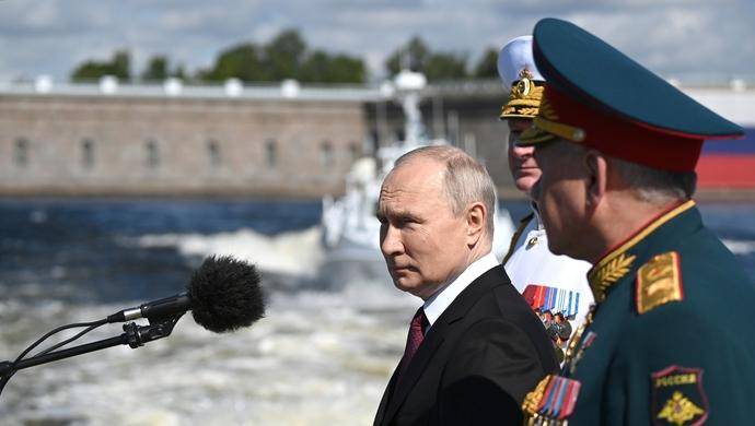 7月31日普京出席俄海军节阅兵式:普京宣布30艘军舰入列俄海军