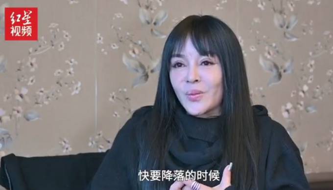 台湾歌手千百惠展示大陆身份证背后，已在大陆生活20余年