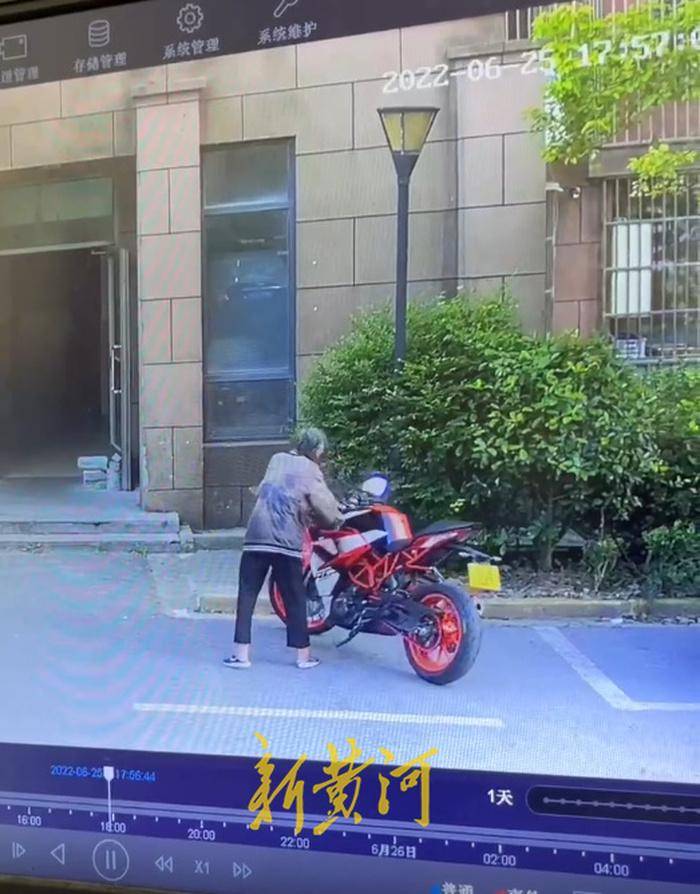 南京一老人故意推倒摩托车 车主坚持追责以寻衅滋事为由立案