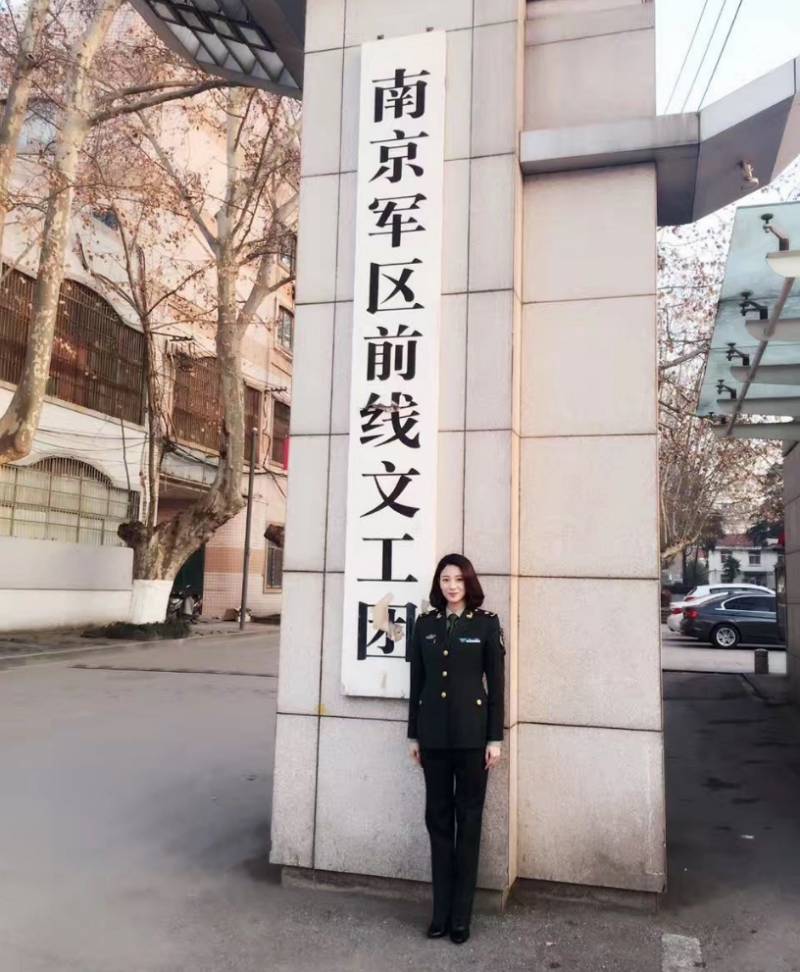 军旅女神侯梦莎搭档吴京走红，幸福婚姻背后演员毛毅相伴