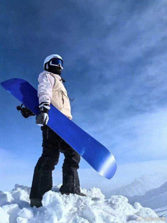 贾玲滑雪场展现运动天赋，瘦身后更显帅气风采