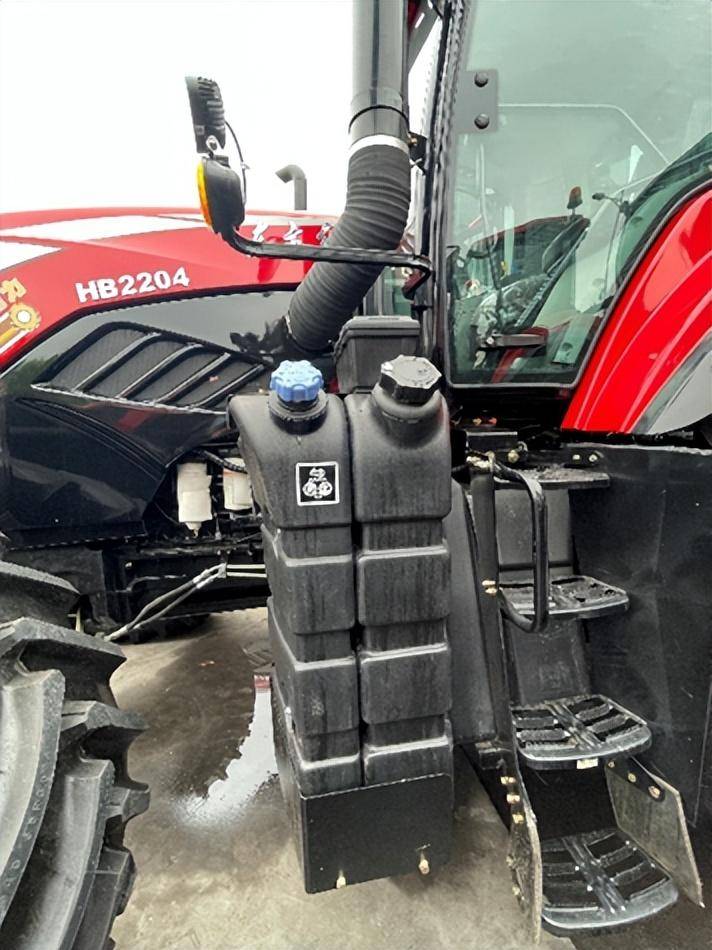 东方红HB2204柴电混合动力拖拉机，绿色农业新篇章